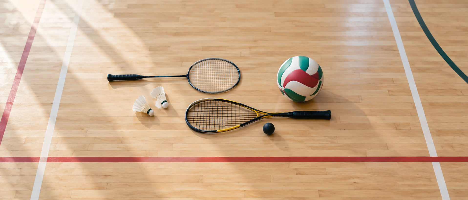 Sportování se přesouvá do haly: jak vybrat vybavení na badminton, squash a volejbal