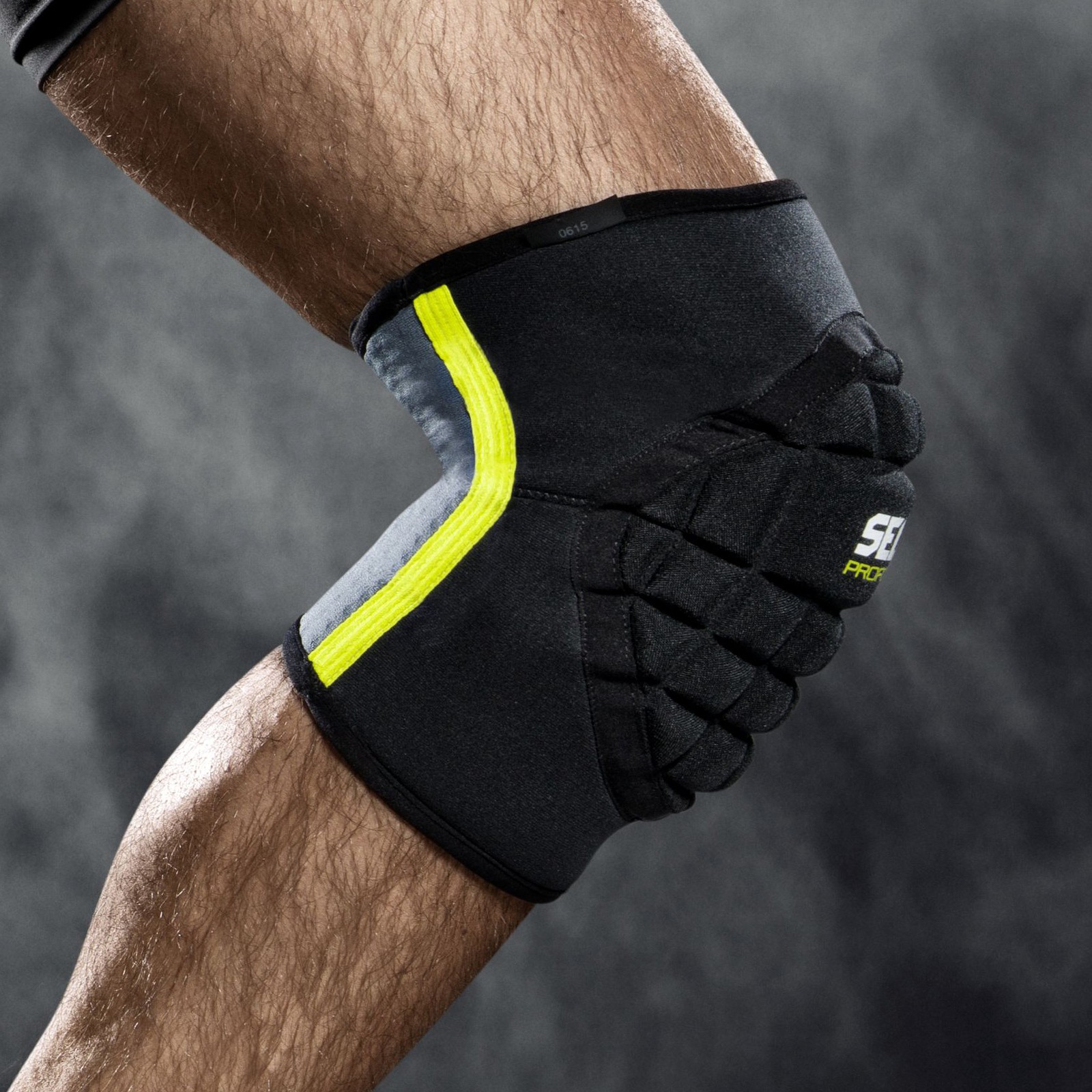 Bandáž kolene Select Knee support w/pad 6202 černá - velikost: S