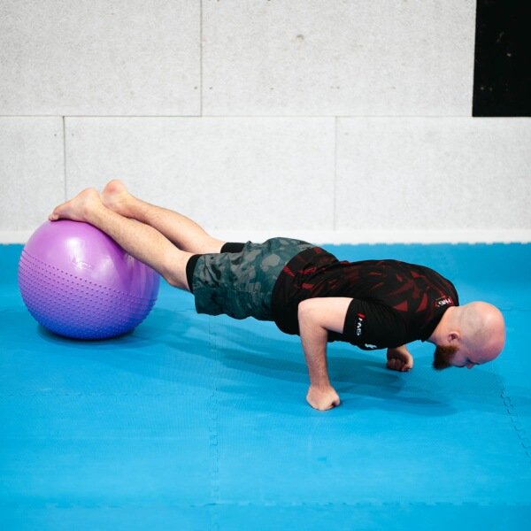 Masážní gymnastický míč HMS YB03N 65 cm šedý 7