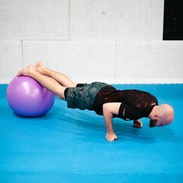 Masážní gymnastický míč HMS YB03N 75 cm černý 7